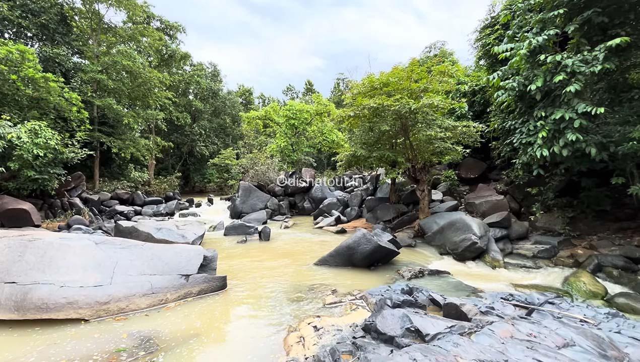 Read more about the article Kapadgadi waterfall, Gayalmara, Mayurbhanj