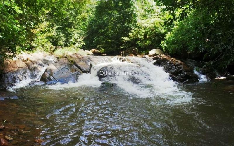 Gomeindhara Waterfall dhenkanal